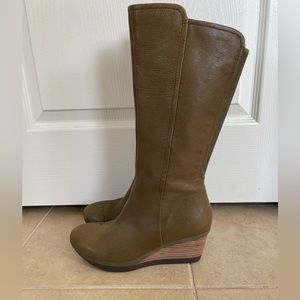 TSUBO Kynlee Leather Wedge Boot Olivine 8.5